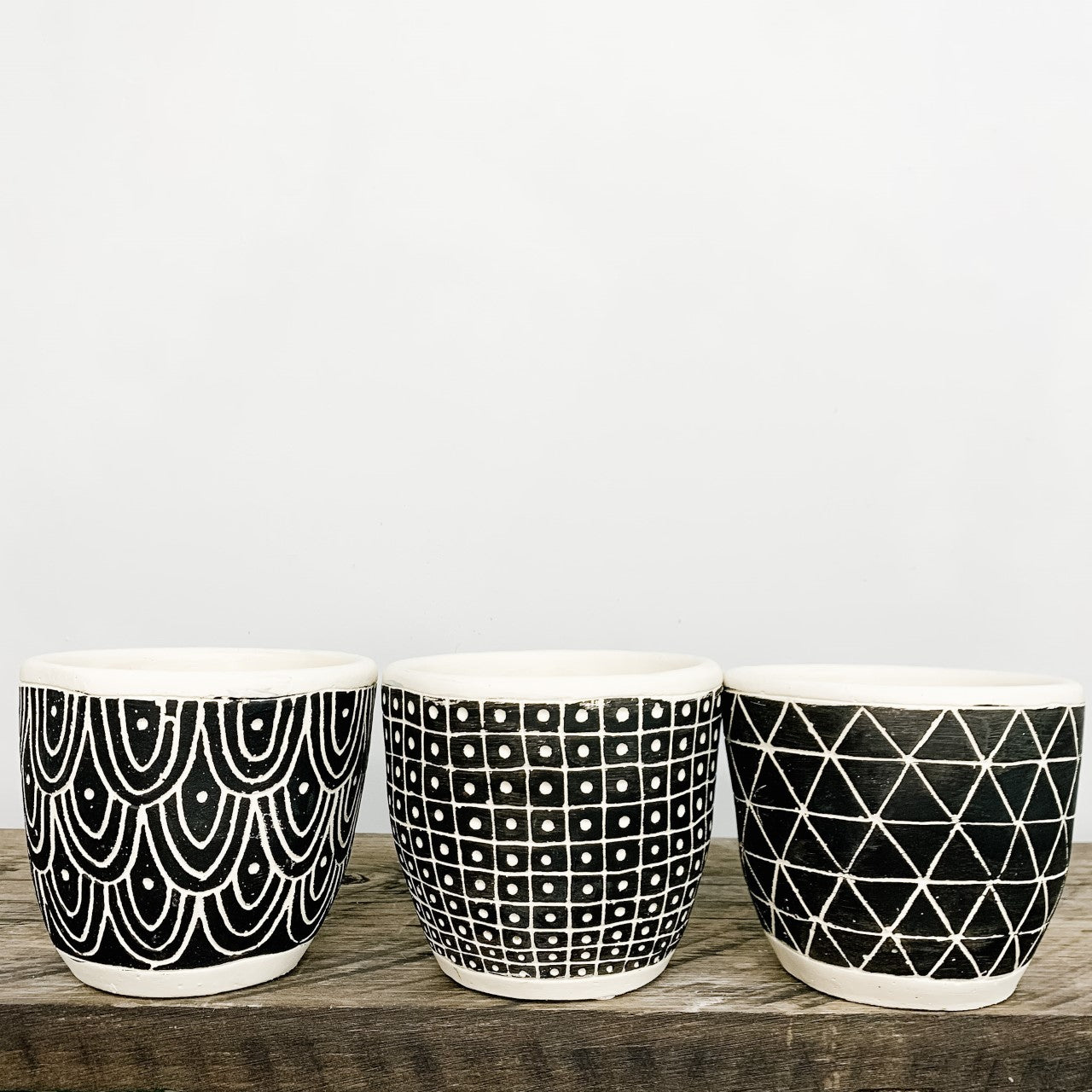 Earthenware black/ivory Pot - 6 Different Patterns