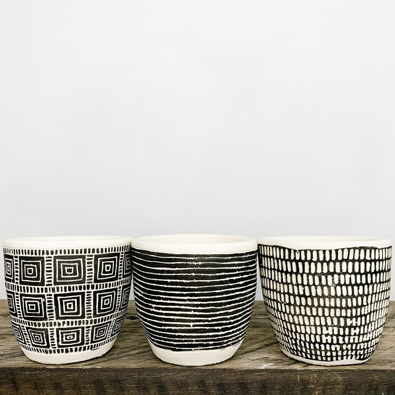 Earthenware black/ivory Pot - 6 Different Patterns